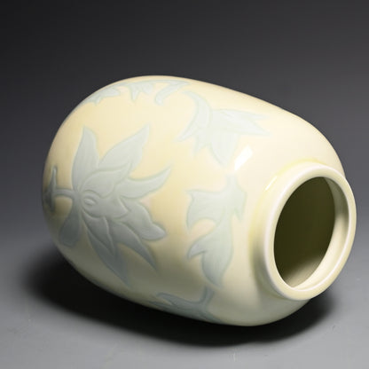 人間国宝 井上萬二作 花瓶「黄緑釉彫文」