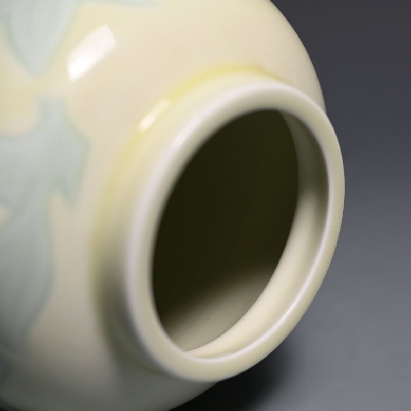 人間国宝 井上萬二作 花瓶「黄緑釉彫文」