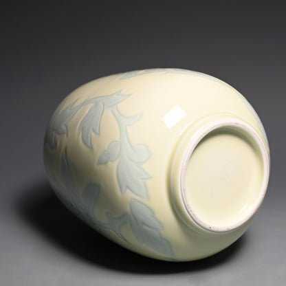 人間国宝 井上萬二作 花瓶「黄緑釉彫文」