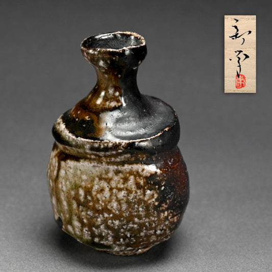 Viscuous Black Iga Tokkuri ー新 学 "伊賀 徳利"