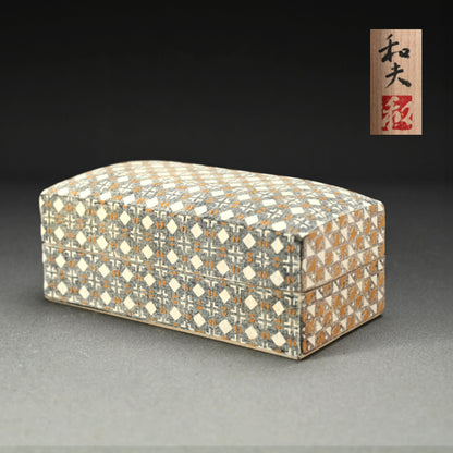 陶箱 ー山路和夫「剪紙繋型文陶筥」出品