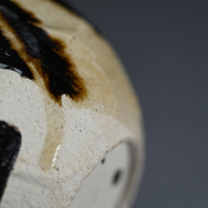 Contemporary Kuro-Oribe Vase ー林 恭助 "黒織部 花入"