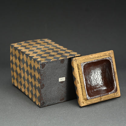 Gold and Black Geometric Ceramic box ー山本 教行 "金彩陶角筥"