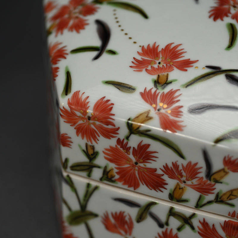 女性作家 ー森恵子のカラフルな磁器箱「色絵撫子文陶箱」