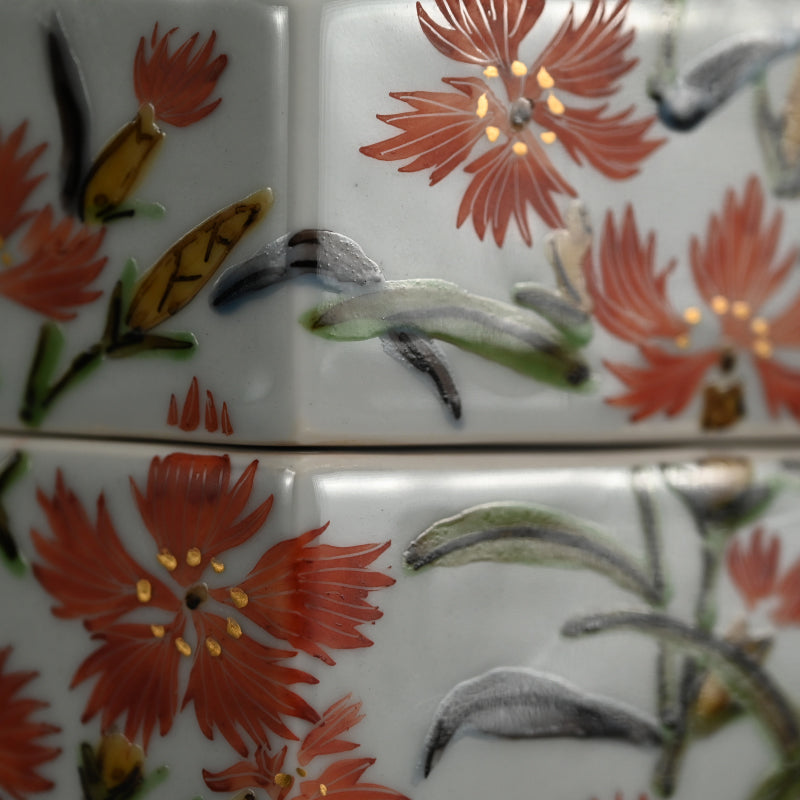 女性作家 ー森恵子のカラフルな磁器箱「色絵撫子文陶箱」