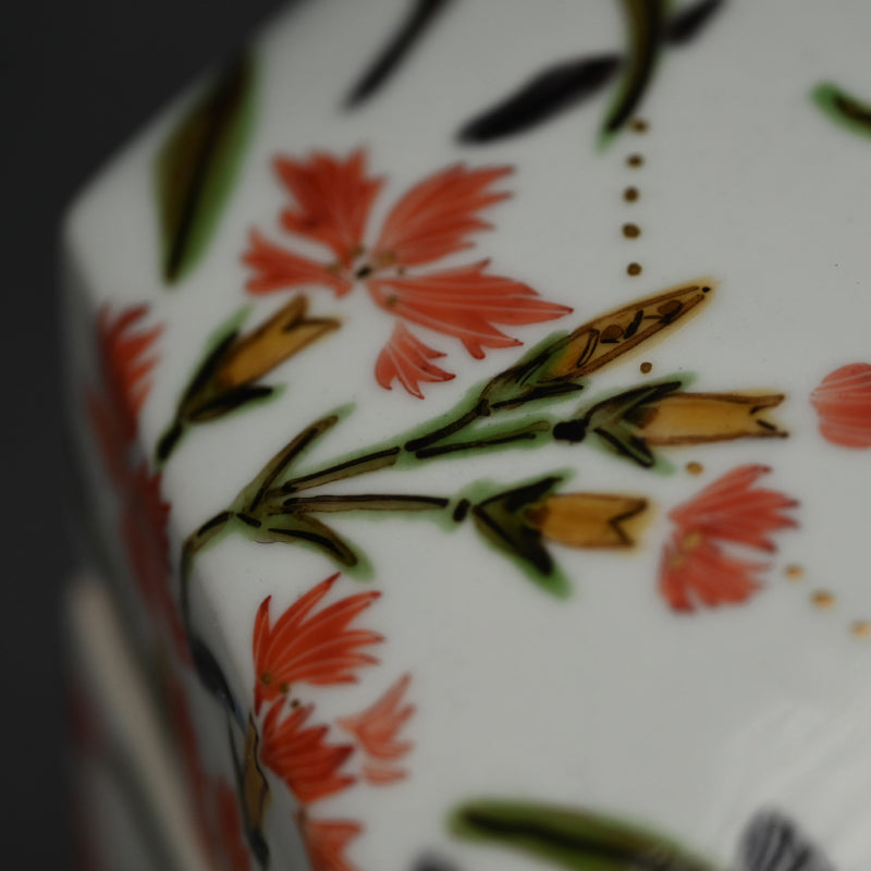 女性作家 ー森恵子のカラフルな磁器箱「色絵撫子文陶箱」