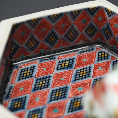 女性作家 ー森恵子のカラフルな磁器箱「色絵撫子文陶箱」