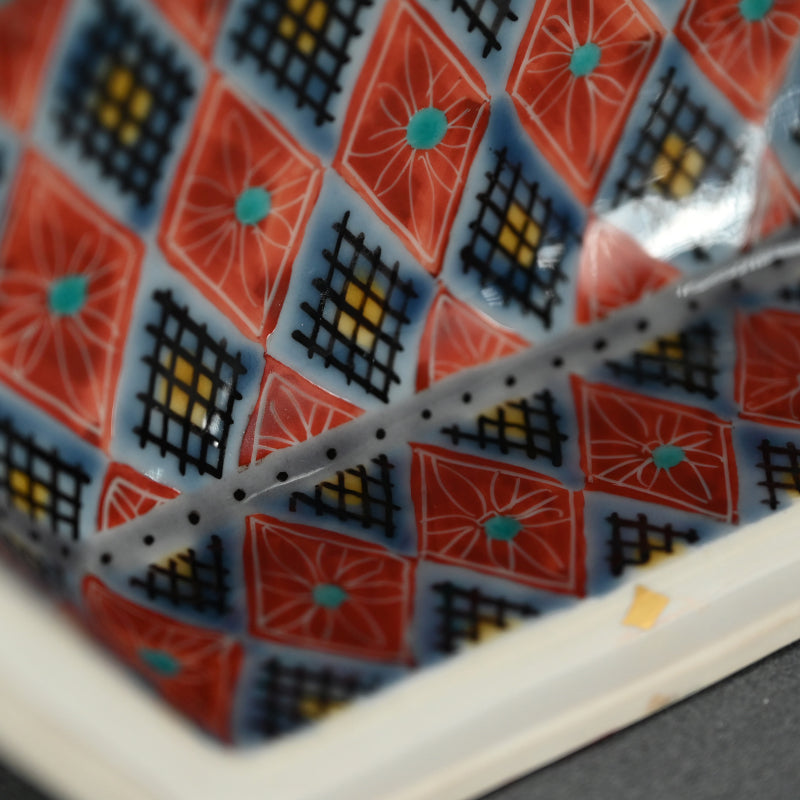 女性作家 ー森恵子のカラフルな磁器箱「色絵撫子文陶箱」