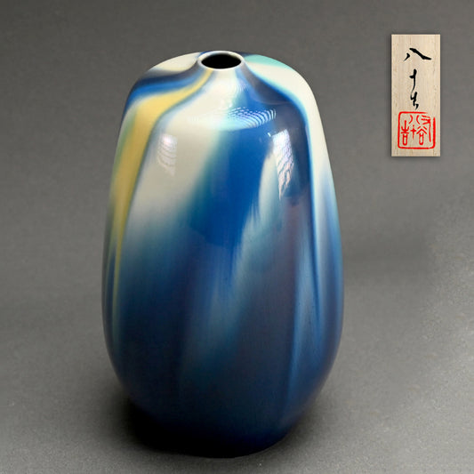 Vase by Important Female Potter ー四代 徳田 八十吉 “柳雨”