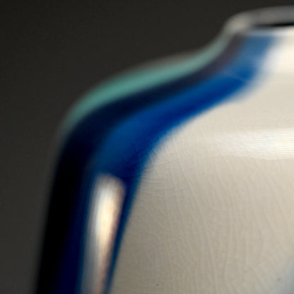 Vase by Important Female Potter ー四代 徳田 八十吉 “柳雨”