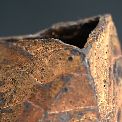 Oxidized Rust Vase 佐藤 和彦 “銹化瓷彫文壺”