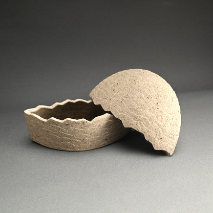 Covered Ceramic Box ー佐藤 和彦 “風化瓷彫文盦子”