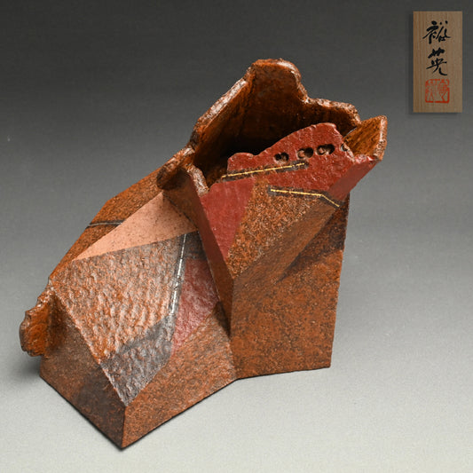 Sculptural Vase ー加藤 裕英 “立体志陶の作品 赤彩”