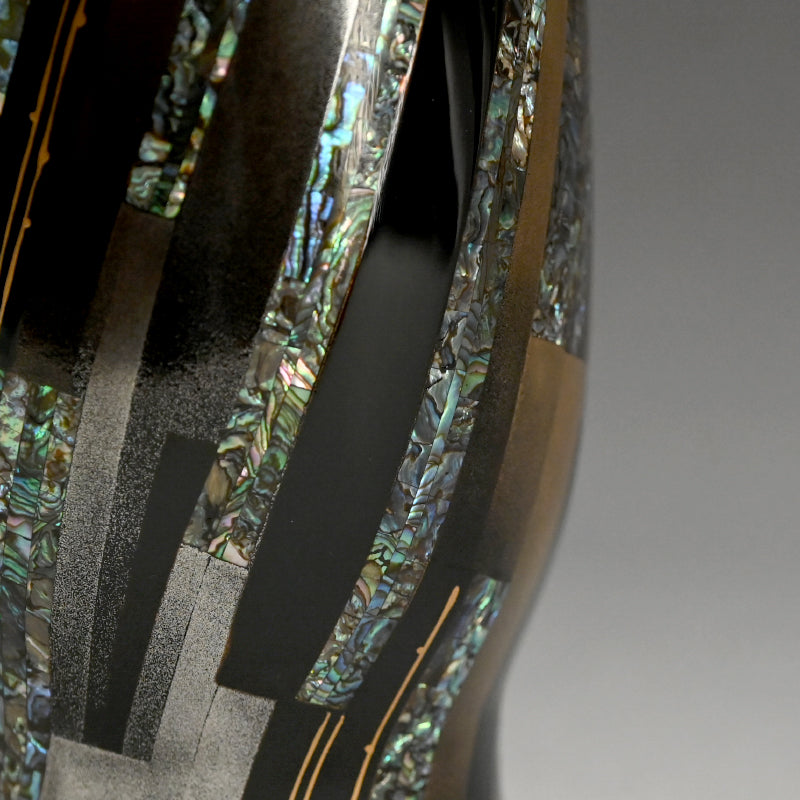 Unusual Inlayed Lacquer Vase ー服部 峻昇 "花入"