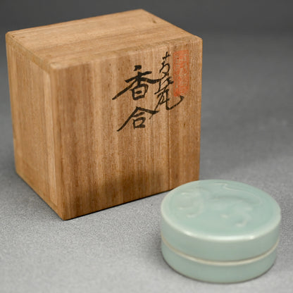 Kirin Kogo Incense Case ー初代 諏訪蘇山 "青磁 香合"