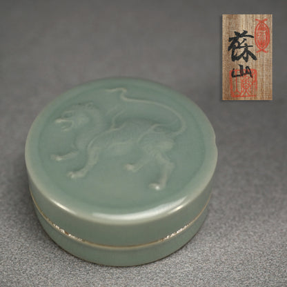 Kirin Kogo Incense Case ー初代 諏訪蘇山 "青磁 香合"