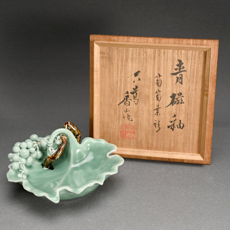 Porcelain Plate ー真葛香山 "青磁釉 葡萄葉形"