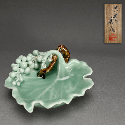 Porcelain Plate ー真葛香山 "青磁釉 葡萄葉形"