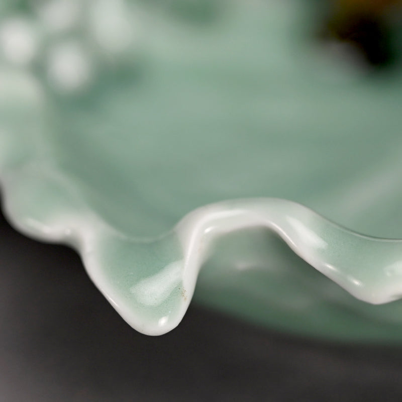 Porcelain Plate ー真葛香山 "青磁釉 葡萄葉形"