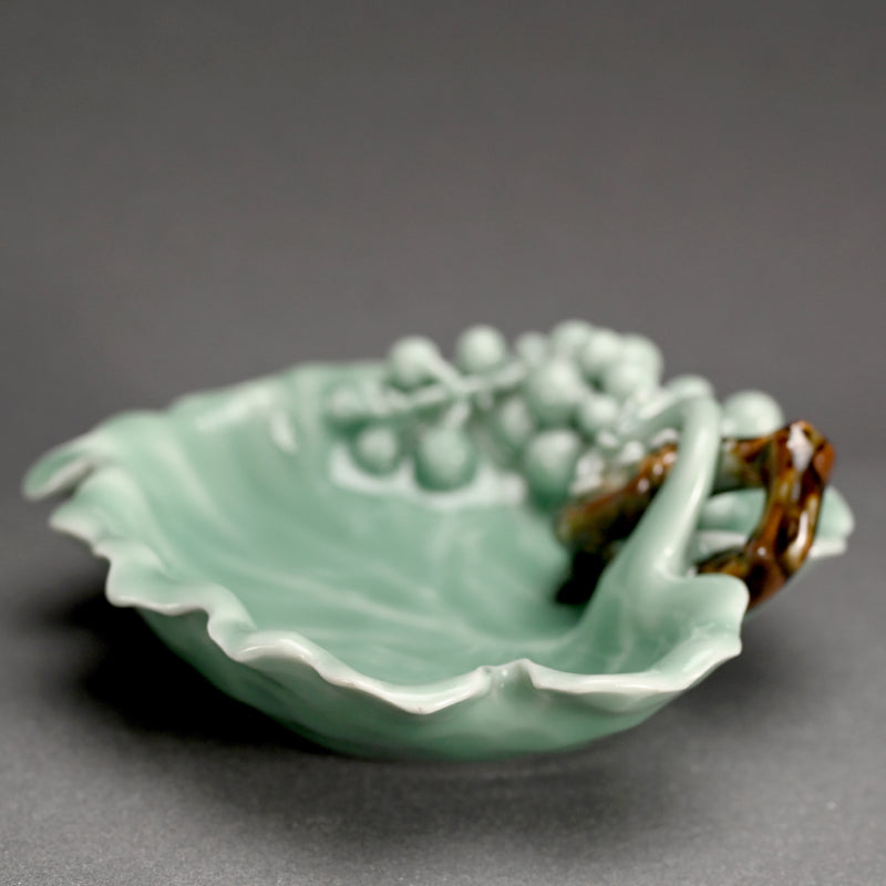 Porcelain Plate ー真葛香山 "青磁釉 葡萄葉形"