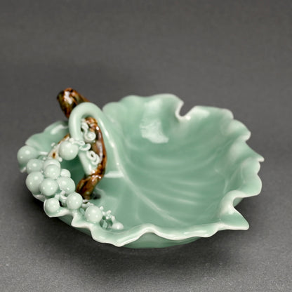 Porcelain Plate ー真葛香山 "青磁釉 葡萄葉形"