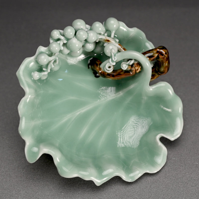 Porcelain Plate ー真葛香山 "青磁釉 葡萄葉形"