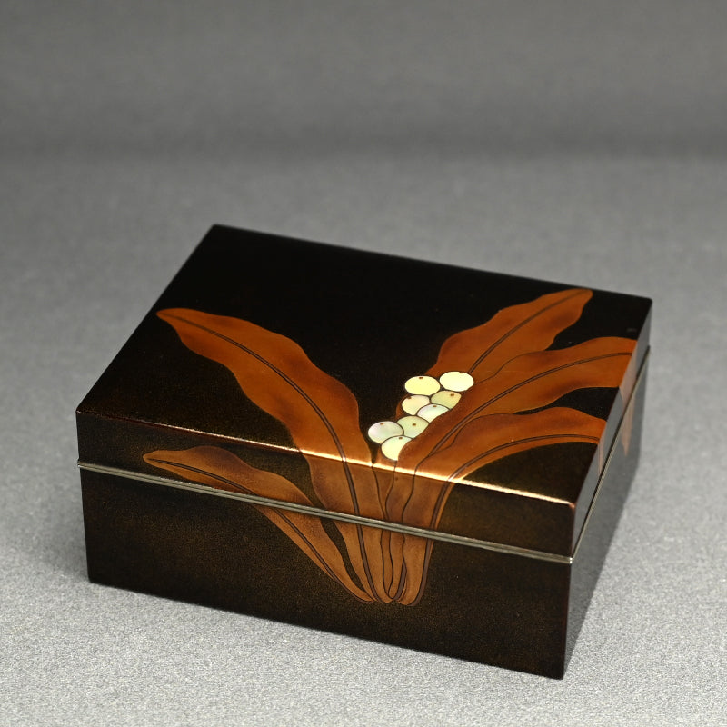 Exquisite Maki-e Decorated Lacquered Box w/ Mother Of Pearl