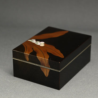 Exquisite Maki-e Decorated Lacquered Box w/ Mother Of Pearl