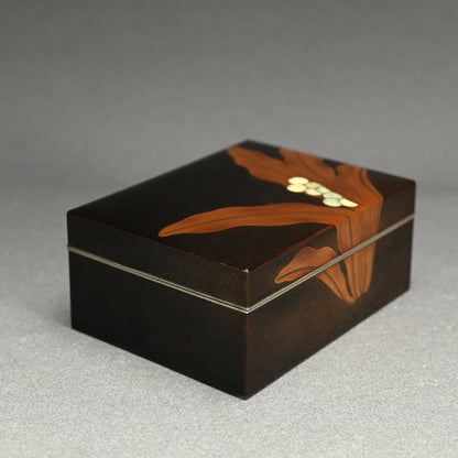 Exquisite Maki-e Decorated Lacquered Box w/ Mother Of Pearl