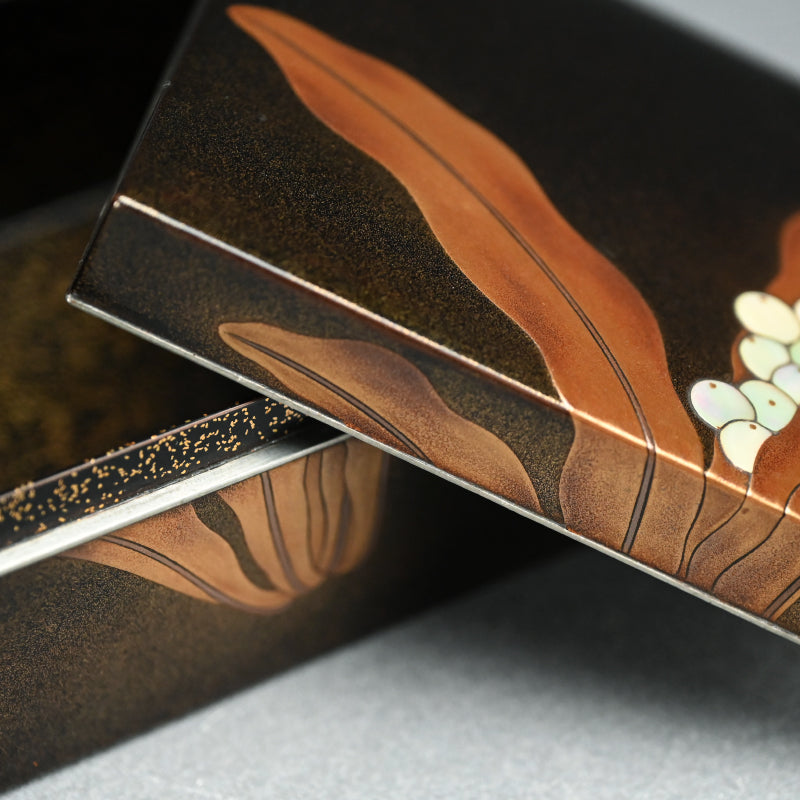 Exquisite Maki-e Decorated Lacquered Box w/ Mother Of Pearl