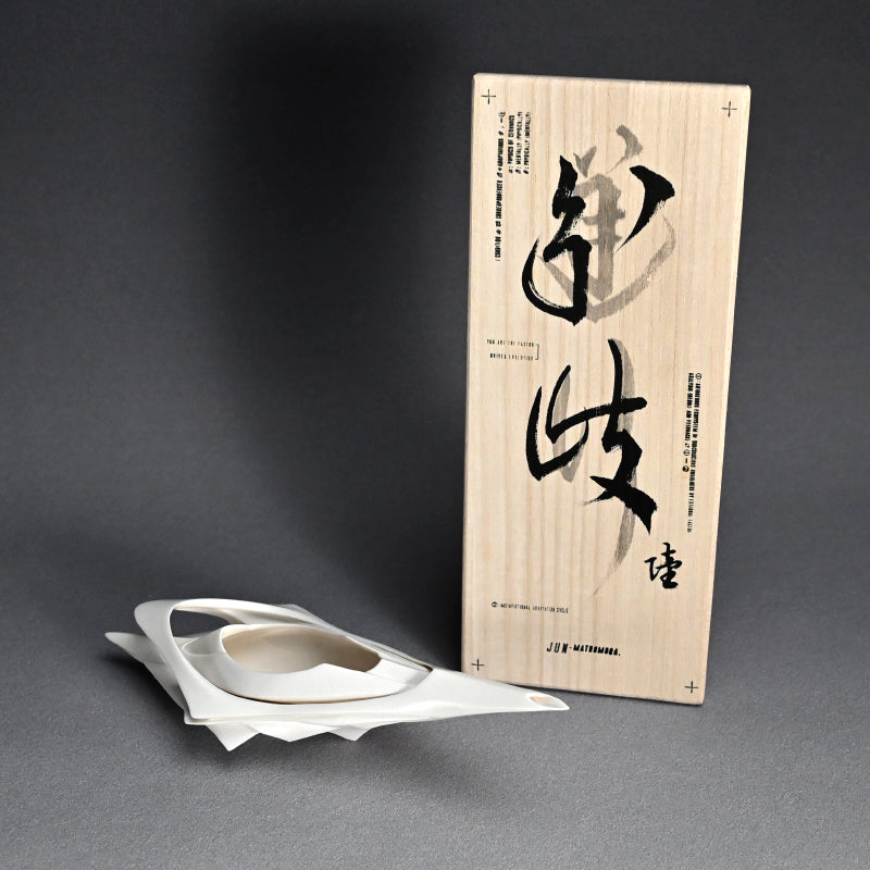 Porcelain Katakuchi Sake pouring Vessel ー松村 淳 “Divergence 6.01”