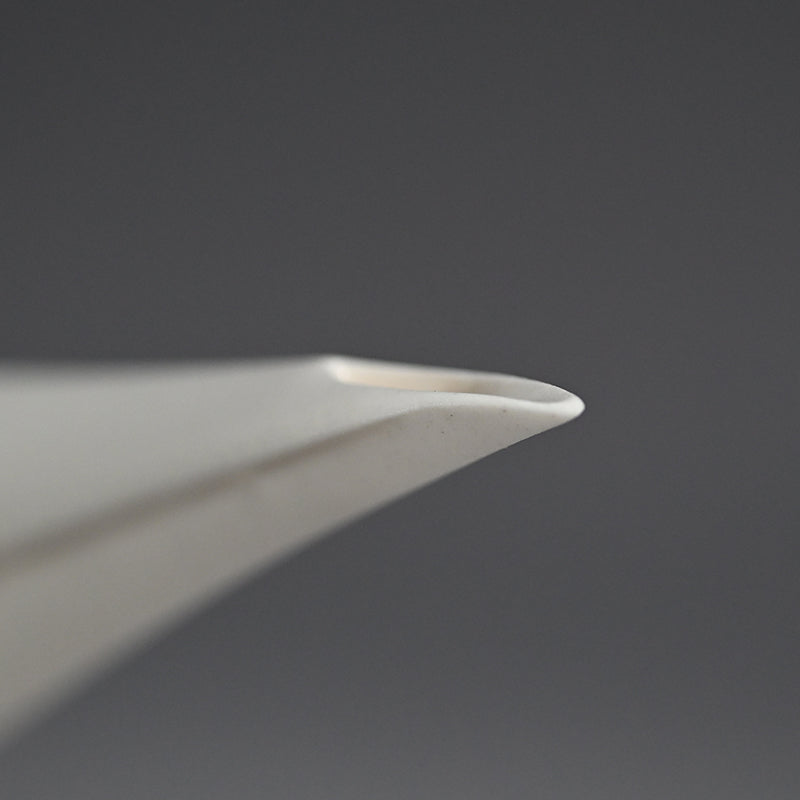 Porcelain Katakuchi Sake pouring Vessel ー松村 淳 “Divergence 6.01”