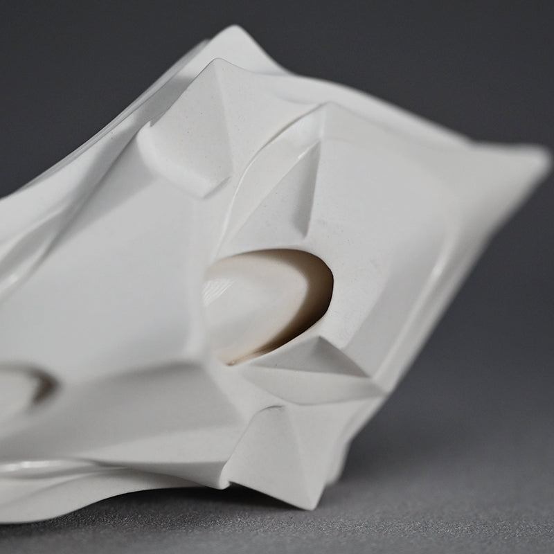 Porcelain Katakuchi Sake pouring Vessel ー松村 淳 “Divergence 6.01”