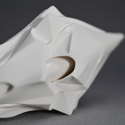 Porcelain Katakuchi Sake pouring Vessel ー松村 淳 “Divergence 6.01”