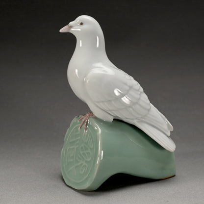 Pigeon Porcelain Okimono  ー宮永東山 "白鳩置物"