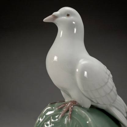 Pigeon Porcelain Okimono  ー宮永東山 "白鳩置物"