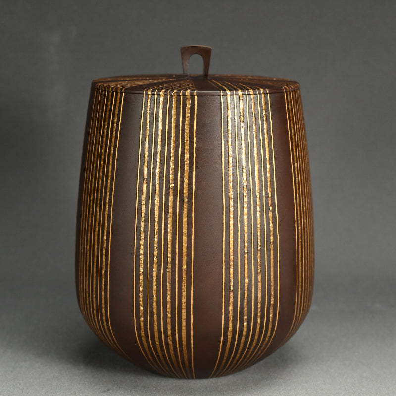 Contemporary Gold Inlay Mizusashi ー鹿島 和生 “銷盛線文鉄水指”