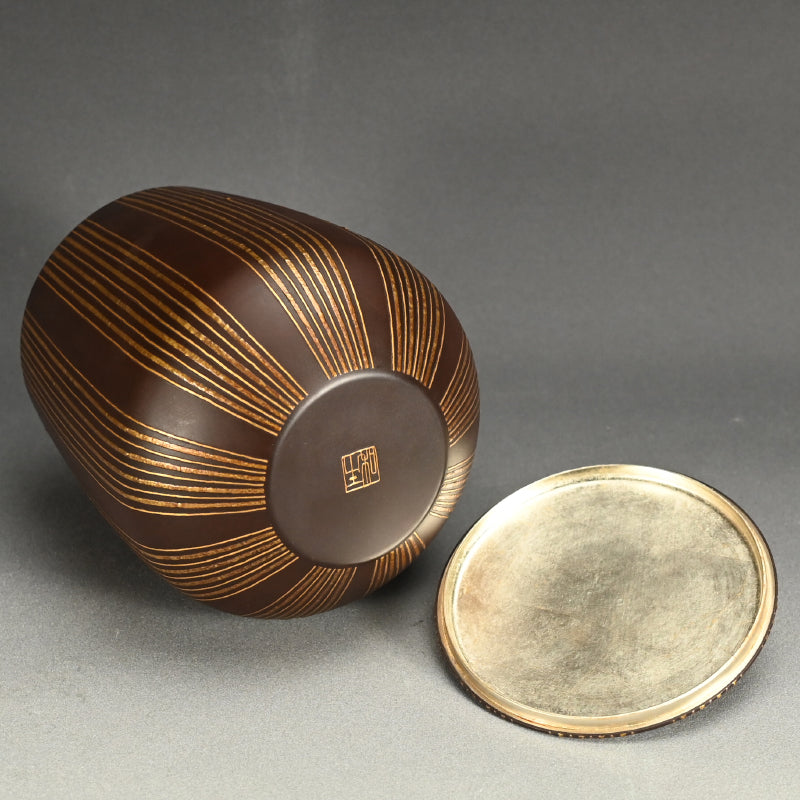 Contemporary Gold Inlay Mizusashi ー鹿島 和生 “銷盛線文鉄水指”