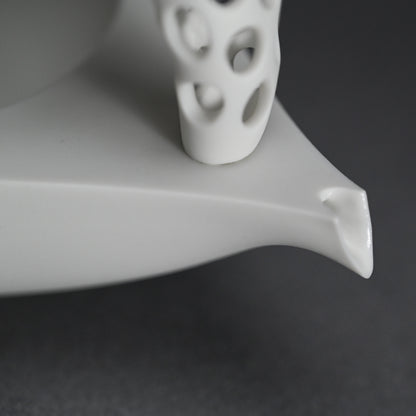 Contemporary Sake Serving Katakuchi Vessel ー加藤 好康 “白磁透文 片口”