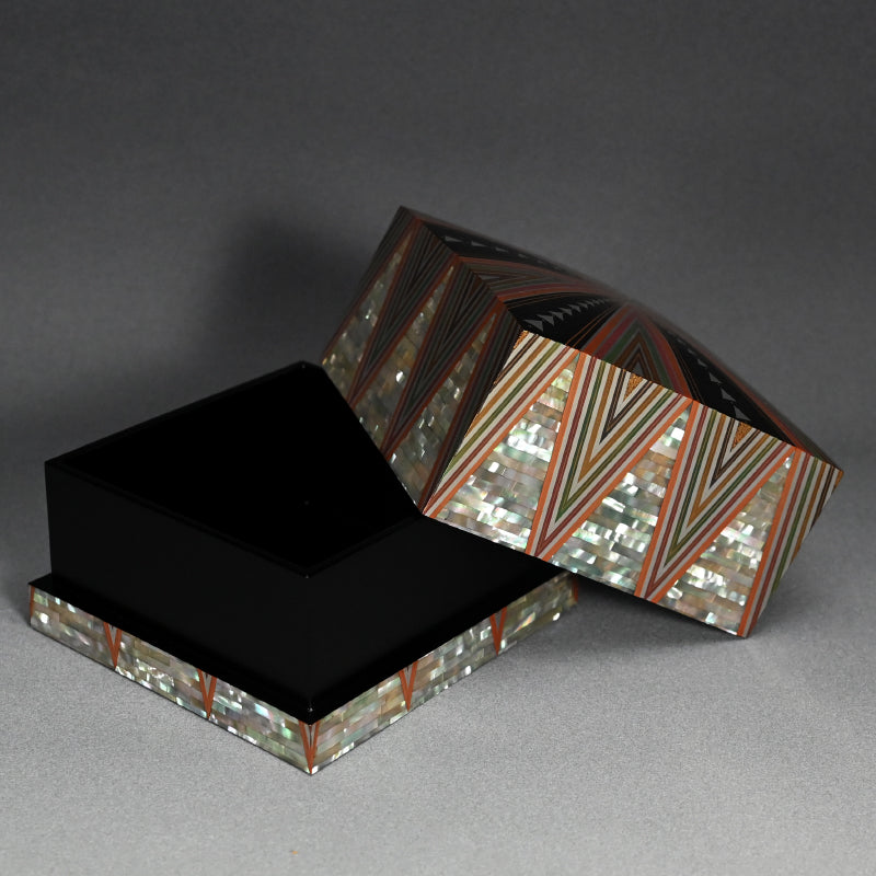 Glistening Geometric Lacquer Box ー服部 峻昇 “螺鈿飾箱 光彩”