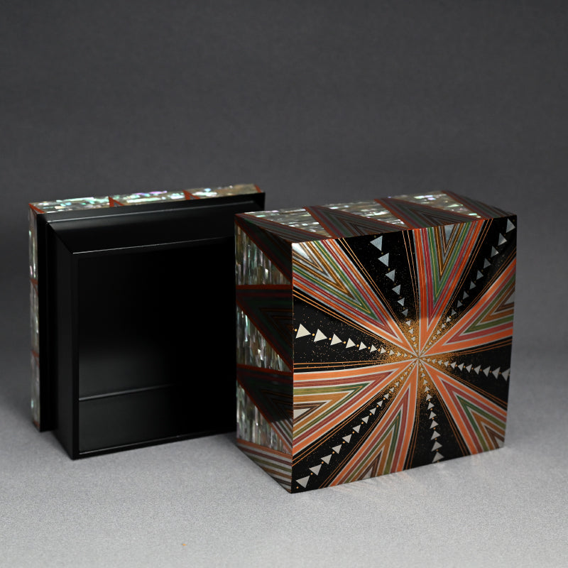 Glistening Geometric Lacquer Box ー服部 峻昇 “螺鈿飾箱 光彩”