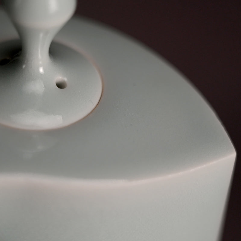 Contemporary Porcelain Incense burner ー深見 陶治 “青白磁香爐 澄”