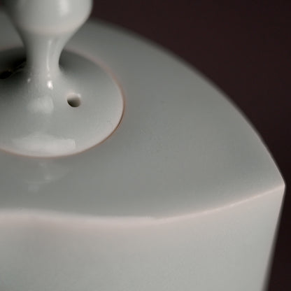 Contemporary Porcelain Incense burner ー深見 陶治 “青白磁香爐 澄”