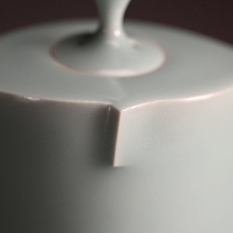 Contemporary Porcelain Incense burner ー深見 陶治 “青白磁香爐 澄”