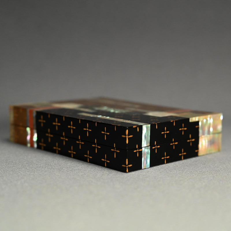 Exquisite Lacquer Box ー服部 俊昭 “螺鈿小箱 彩歌”