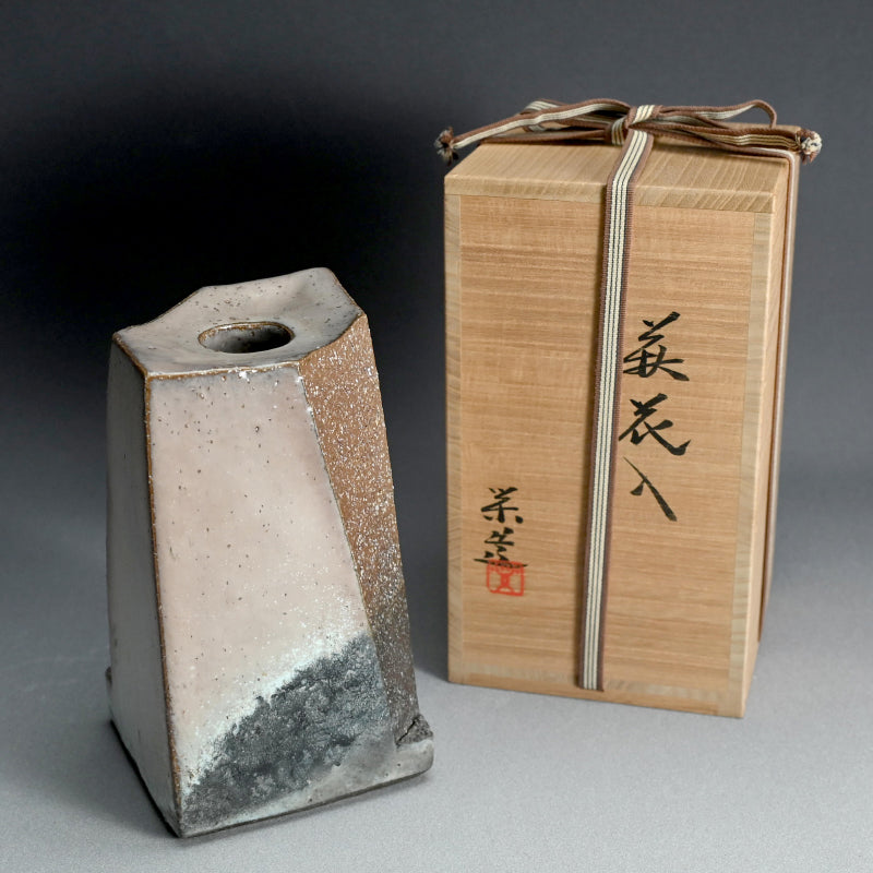 Sunrise-Tinged Hagi Vase ー三輪 栄造 “萩花入”