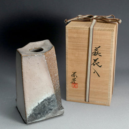 Sunrise-Tinged Hagi Vase ー三輪 栄造 “萩花入”