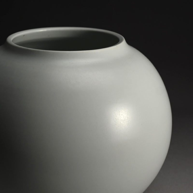 Voluminous White Vase by Sodeisha Star ー山田 光 “白磁 花入”