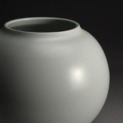 Voluminous White Vase by Sodeisha Star ー山田 光 “白磁 花入”