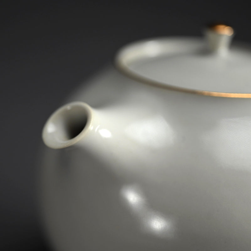 Tajimi artist, White Tea Pot  ー服部 竜也 "ポット"